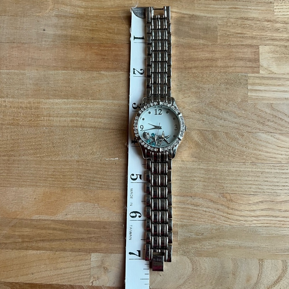 Avon ladies silver tone Beachy fashion watch NEW BATTERY - Picture 7 of 7